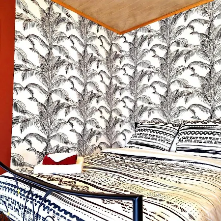 Le Domaine De Laurolie Guest house