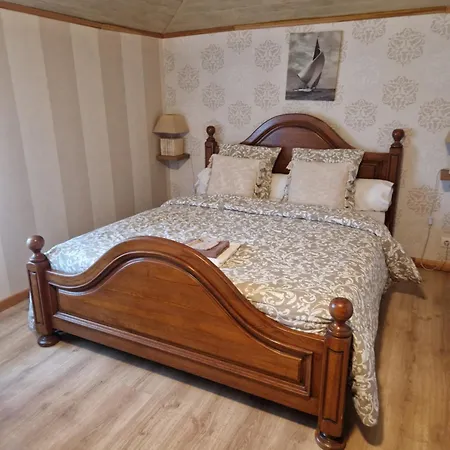 Le Domaine De Laurolie Guest house
